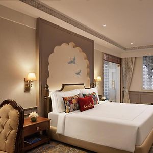 Deluxe Family Room Indoor Jacuzzi